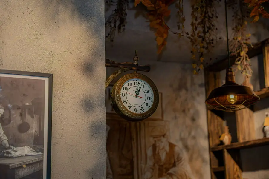 Lokanta 1928, wall clock detail